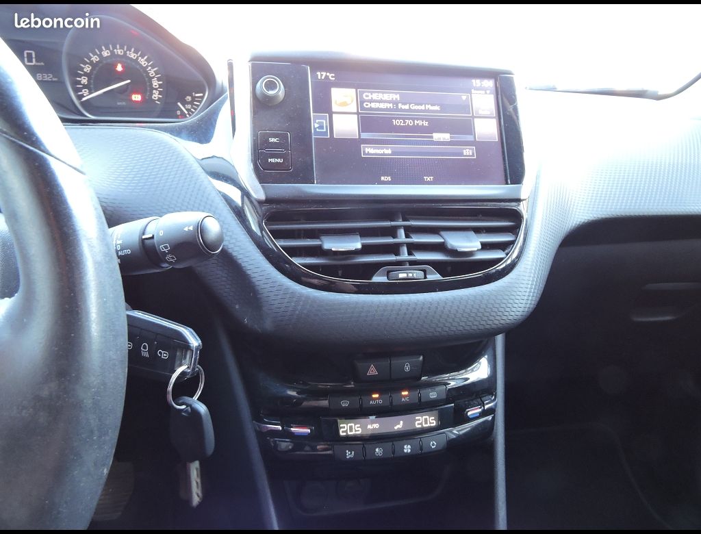 Peugeot 208 ALLURE PURETECH 82CH BVM5 (image 10)