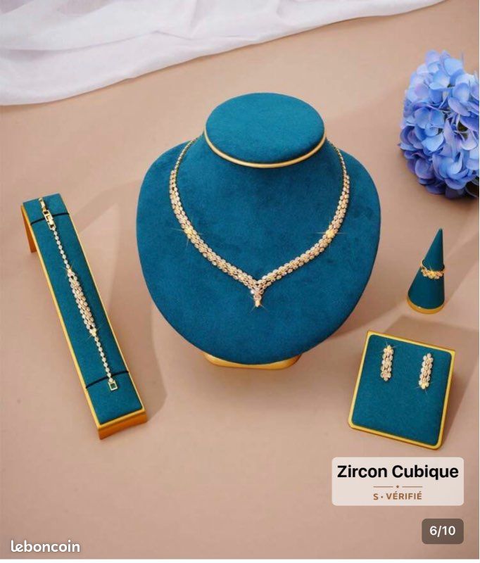 Parure de bijoux dorés (image 1)