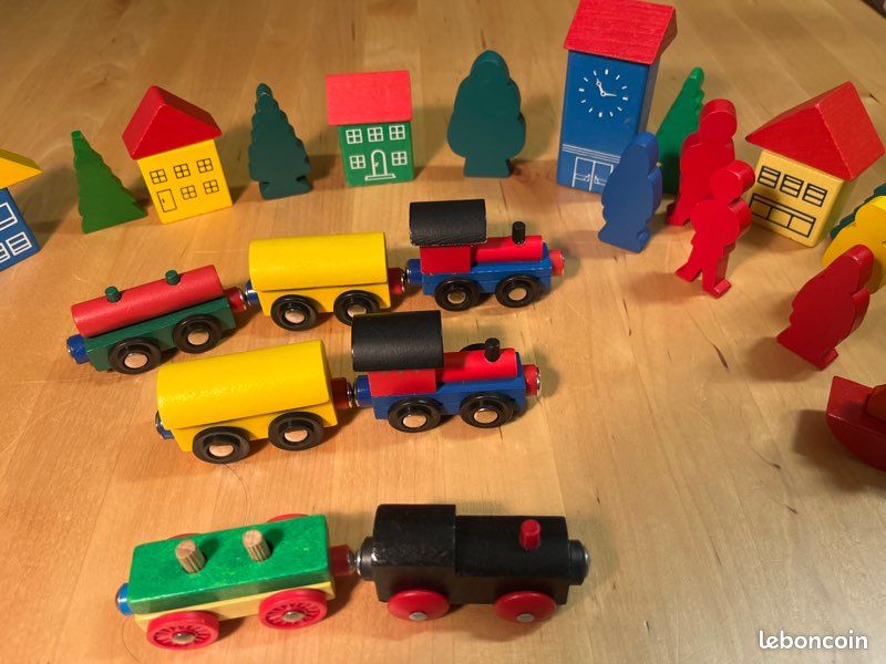 Petits trains ,villages et personnages en bois (image 2)