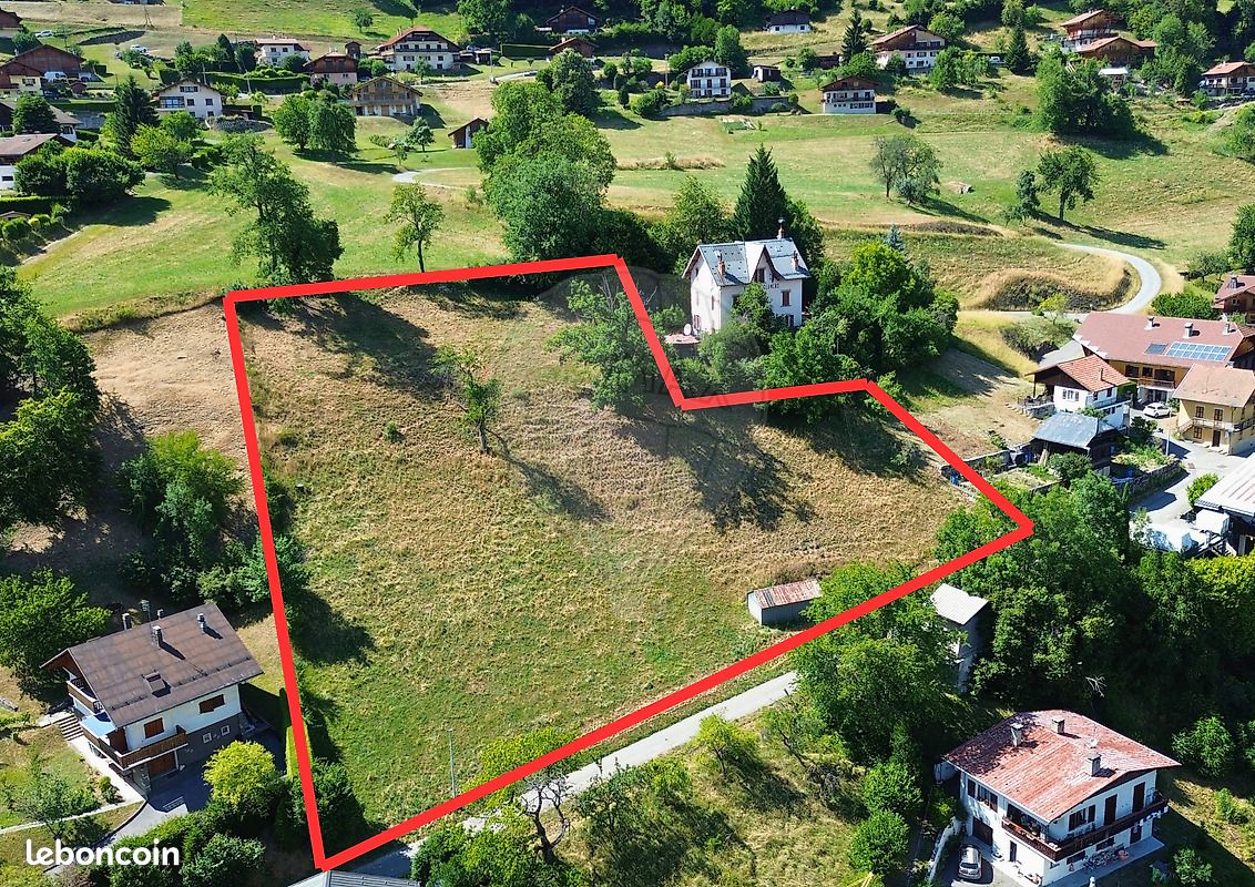Terrain 3 554 m² Sallanches · 690 000 €