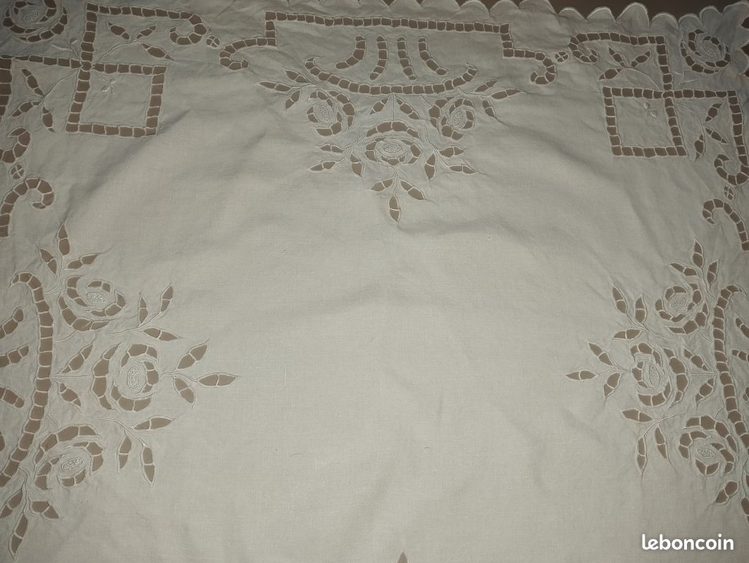 Nappe ancienne brodée à la main - Linge de maison