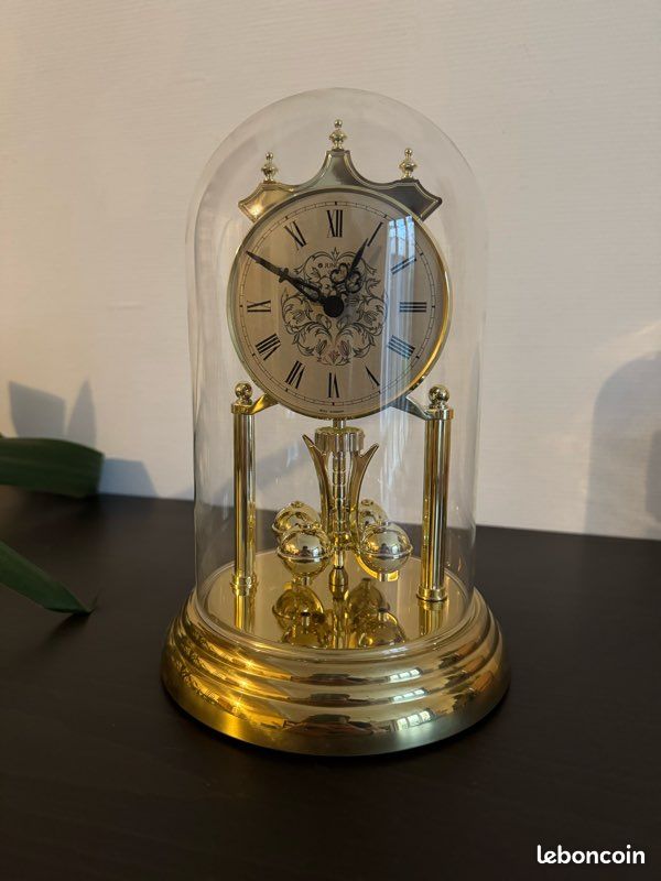 Horloge à pendule tournant sous cloche en verre – style vintage (image 1)