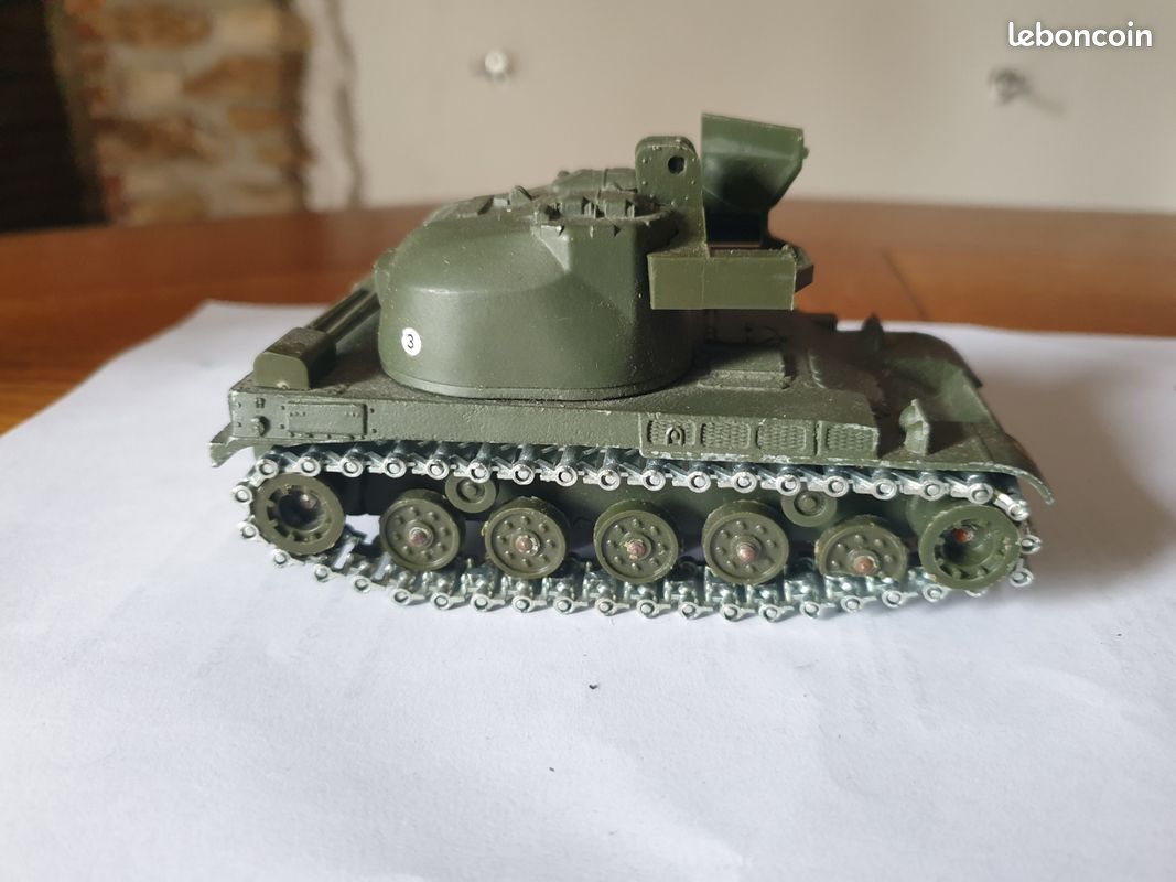 n141, boite vide char AMX 13 anti-aérien militaire, repro refaite