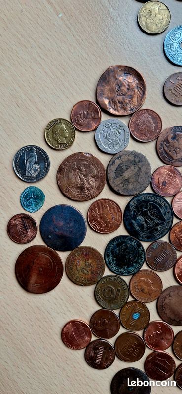 Lot de 75 pièces de monnaie et médailles de divers pays (D'occasion) à St-Maurice pour CHF 20