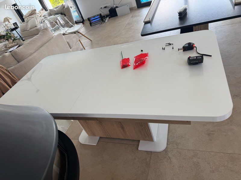 Buffet table et chaises (image 2)