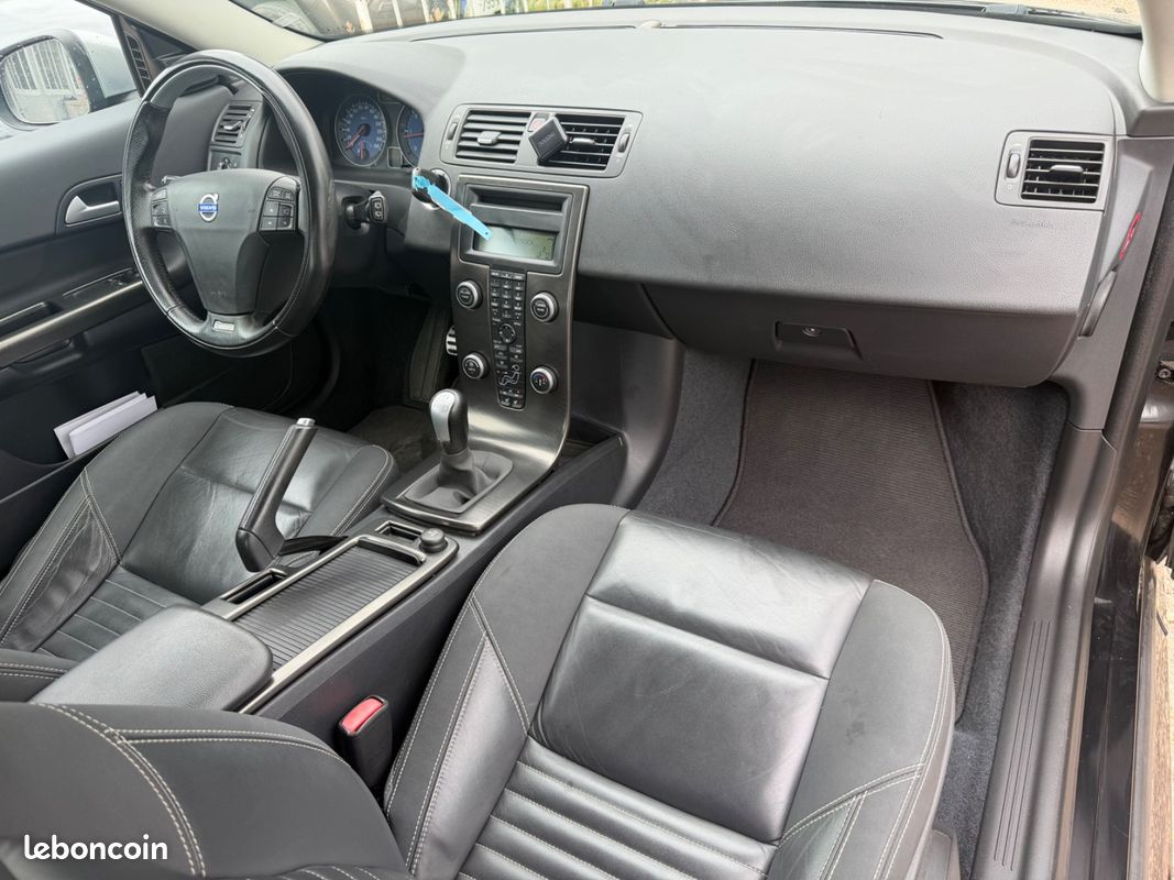 Volvo C30 2.0 D4 177 R-Design CUIR XENONS (image 6)