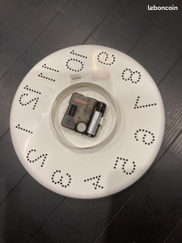 Horloge plastique à piles (image 2)
