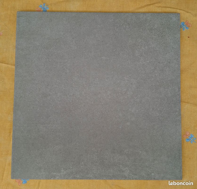Environ 10 m² de carrelage gris foncé 30x30 cm (image 1)