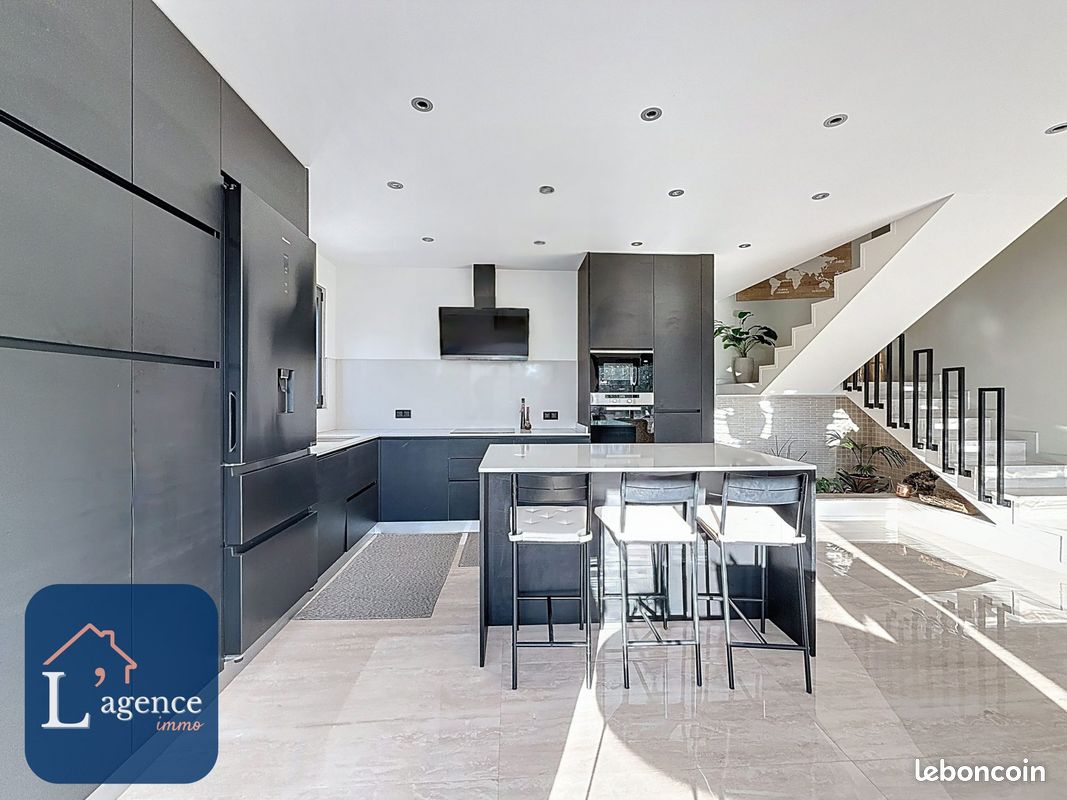 Maison 8 pièces 202 m² · à Crozet · 202 m² · 1 030 000 €