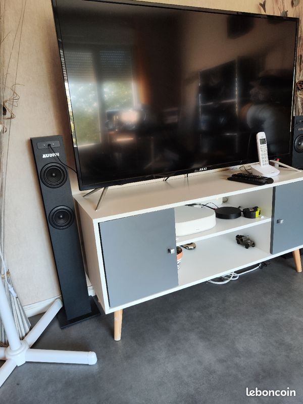 TV et Meuble TV scandinave pieds en bois gris foncé et blanc (image 3)