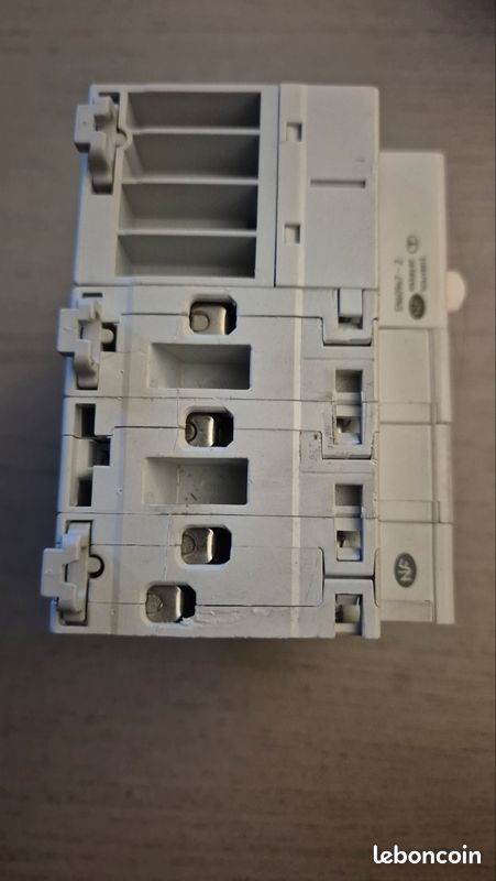 Disjoncteur Différentiel Merlin Gerin DT40 Mono – 10A 30mA 6kA – Réf 21442 – Occasion