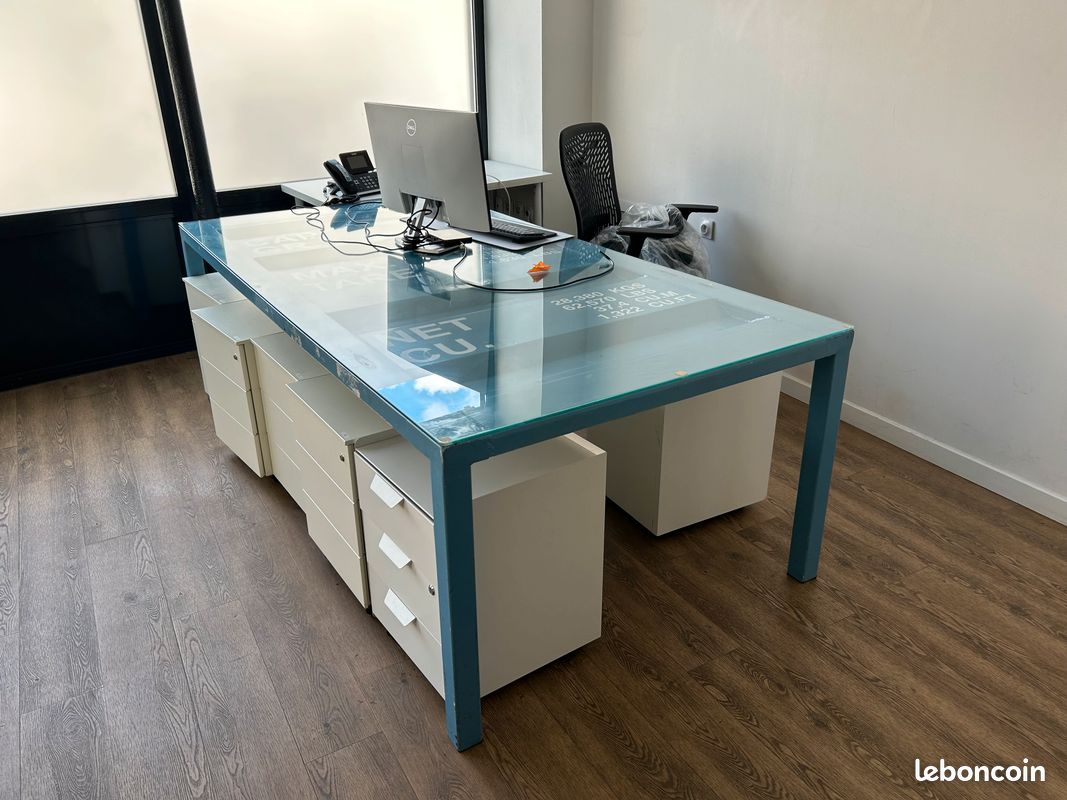 Grandes tables design uniques – en portes de conteneur/container maritime + plateau en verre (image 1)