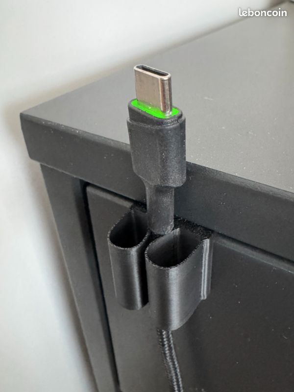 Clip de support pour câble de charge - organiseur de câbles, pince pour câbles, fixation pour placard | Charger cable cupboard mount/holder clip (image 1)