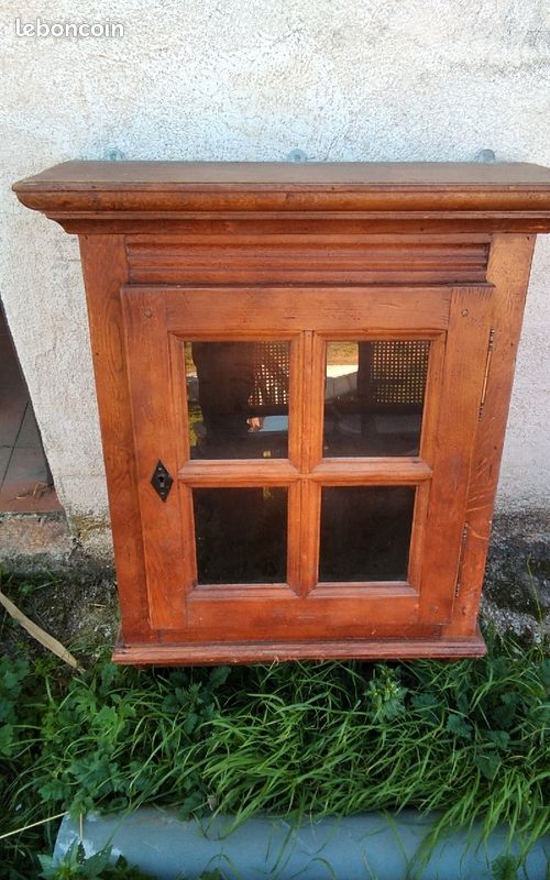 Meuble en bois avec clé (image 1)