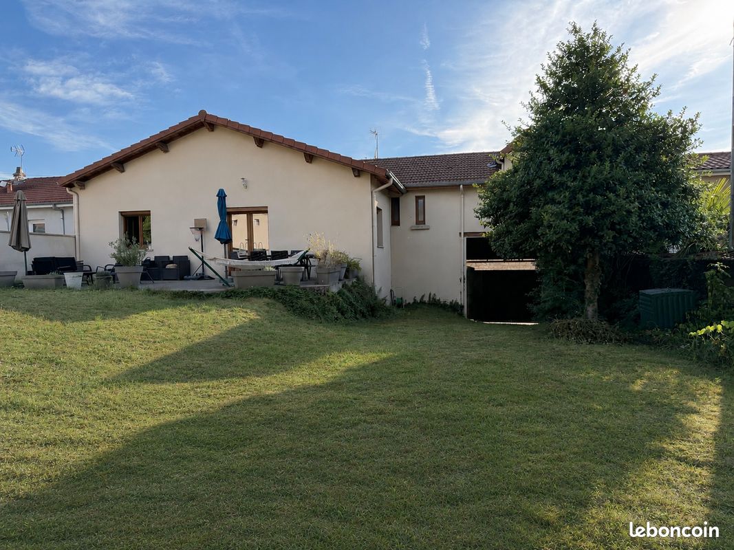 Maison 6 pièces 161 m² · à Le Chambon-Feugerolles · 161 m² · 229 000 €