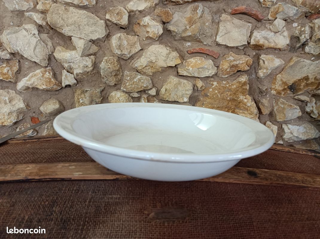Plat rond creux en faïence couleur crème Digoin Sarreguemines (image 1)