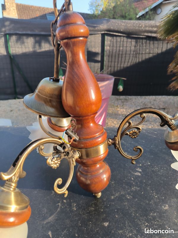 Lmpe à suspension ncienne en verre dépoli cnnelé vec détils florux et grniture en liton