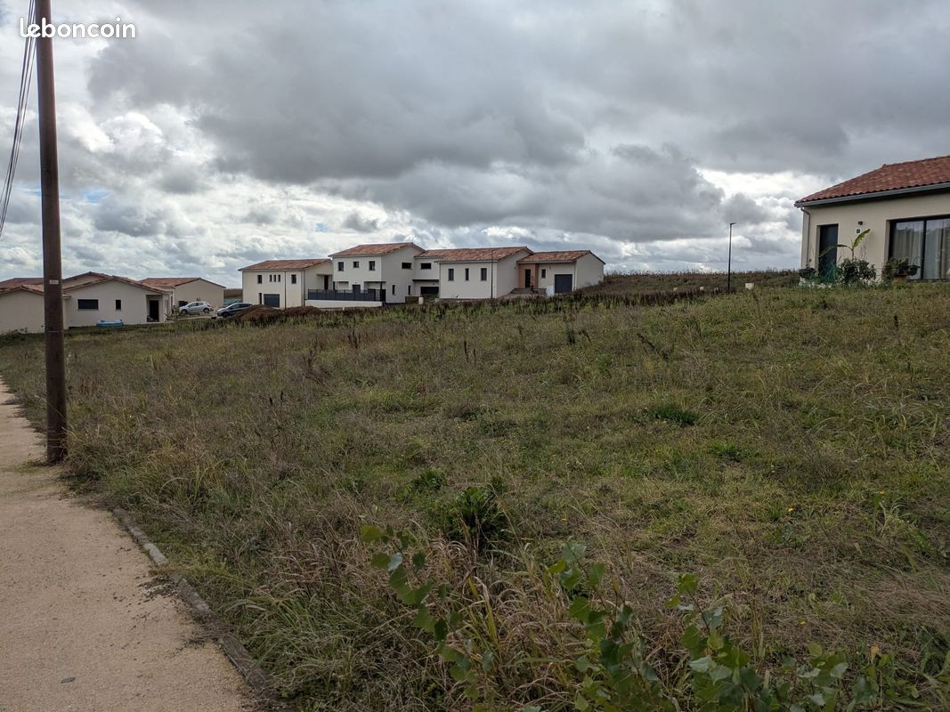 Terrain à bâtir de 790 m2 · à Montberon · 119 000 €