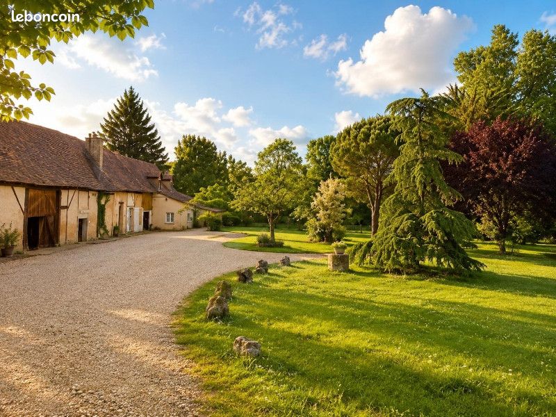 Maison 13 pièces 385 m² · à Saint-Pierre-d'Eyraud · 385 m² · 580 000 €