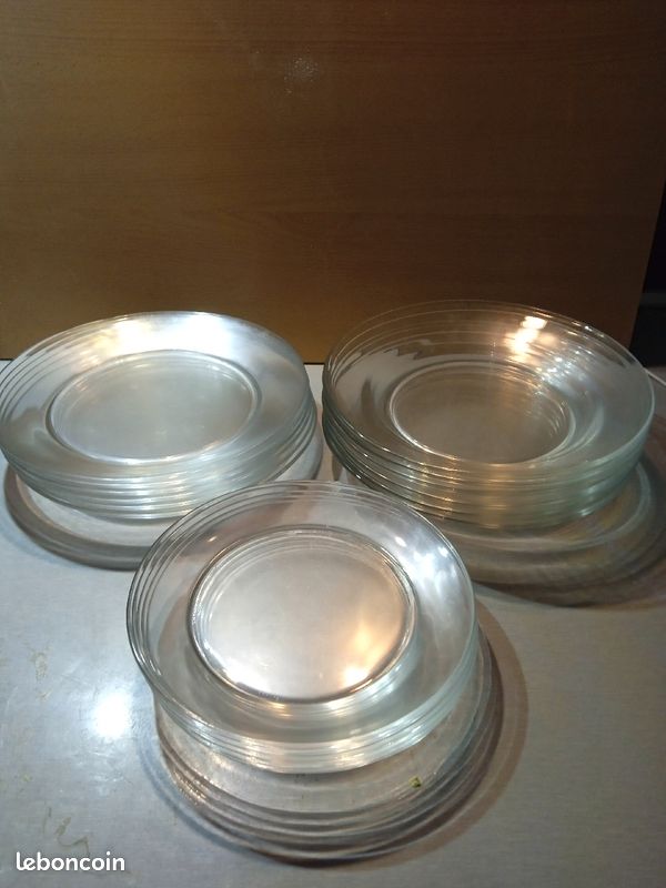 Lot assiette transparentes (image 1)
