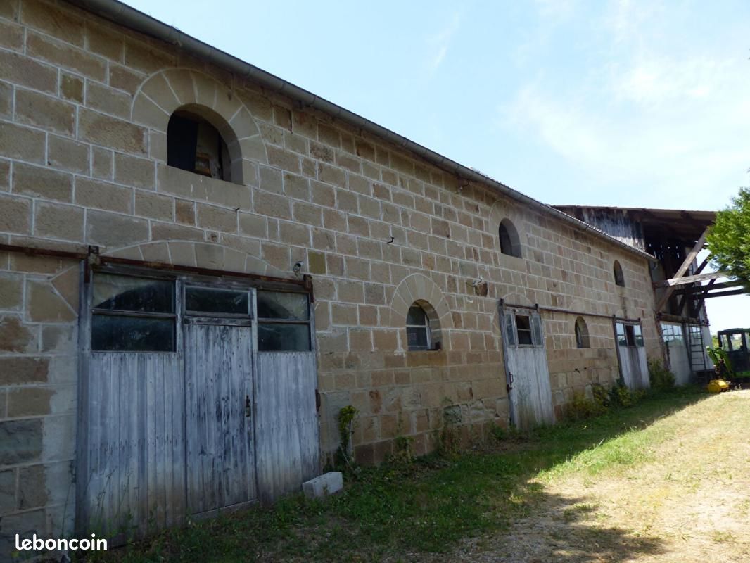 Maison 1 pièce 700 m² · à Saint-Pantaléon-de-Larche · 700 m² · 215 000 €