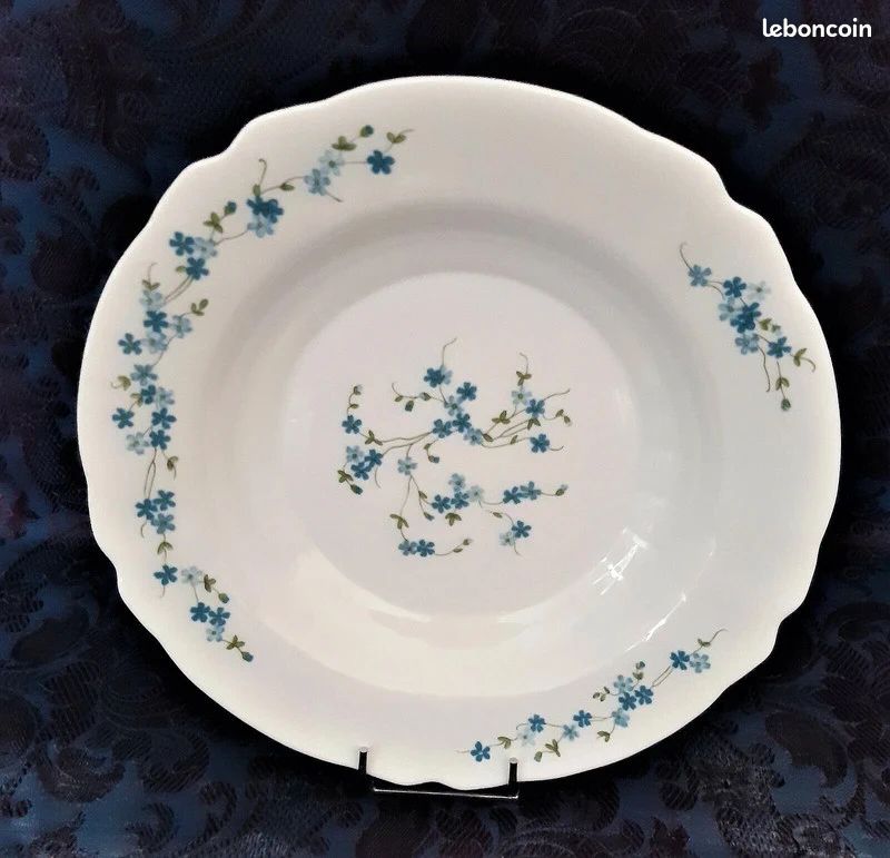 Plat Rond Arcopal Veronica Myosotis – 29 Cm – Verre Blanc Vintage 1970