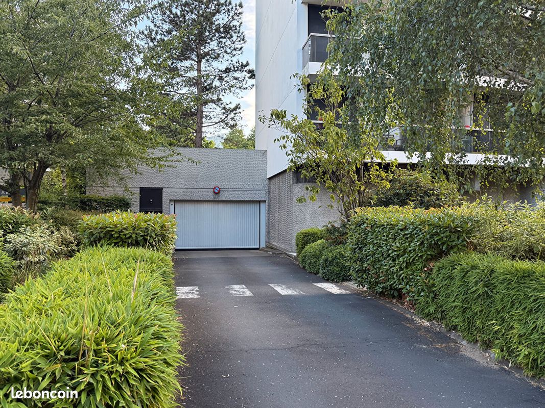 Parking 10 m² · à Saint-Maurice · 10 m² · 85 €/mois