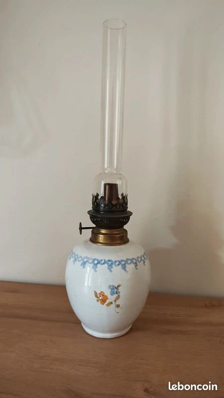 Lampe à pétrole ancienne – Porcelaine peinte & laiton