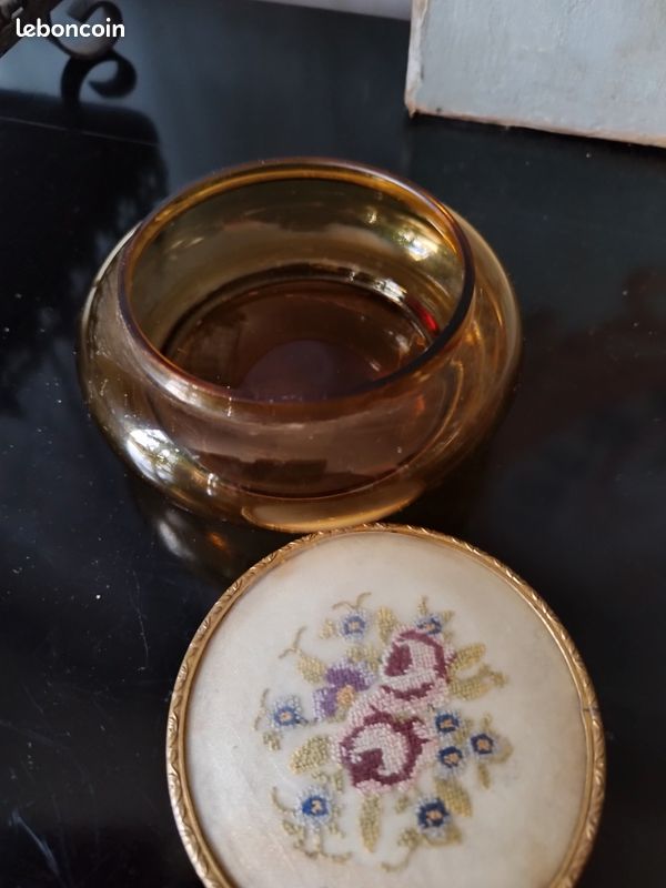 Ancienne Boite coffret ou bonbonnière en Verre Médaillon broderie fleur-Laiton (image 3)