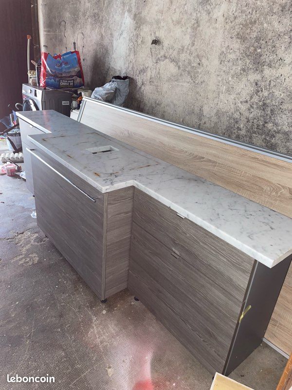Meuble de salle de bain en marbre et bois (image 7)