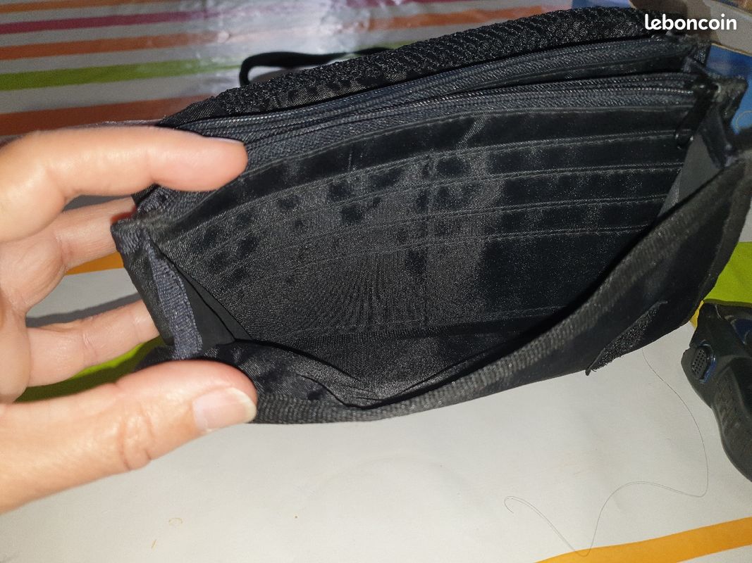 Petit sac noir bandoulière/banane attachée à la ceinture (image 6)