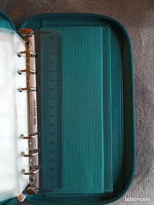 Agenda Filofax Saffiano Compact Zip Noir | Organiseur Avec Fermeture éclair | Bloqueur RFID Intégré | Parfait Pour Sac à Main Ou Usage Pro
