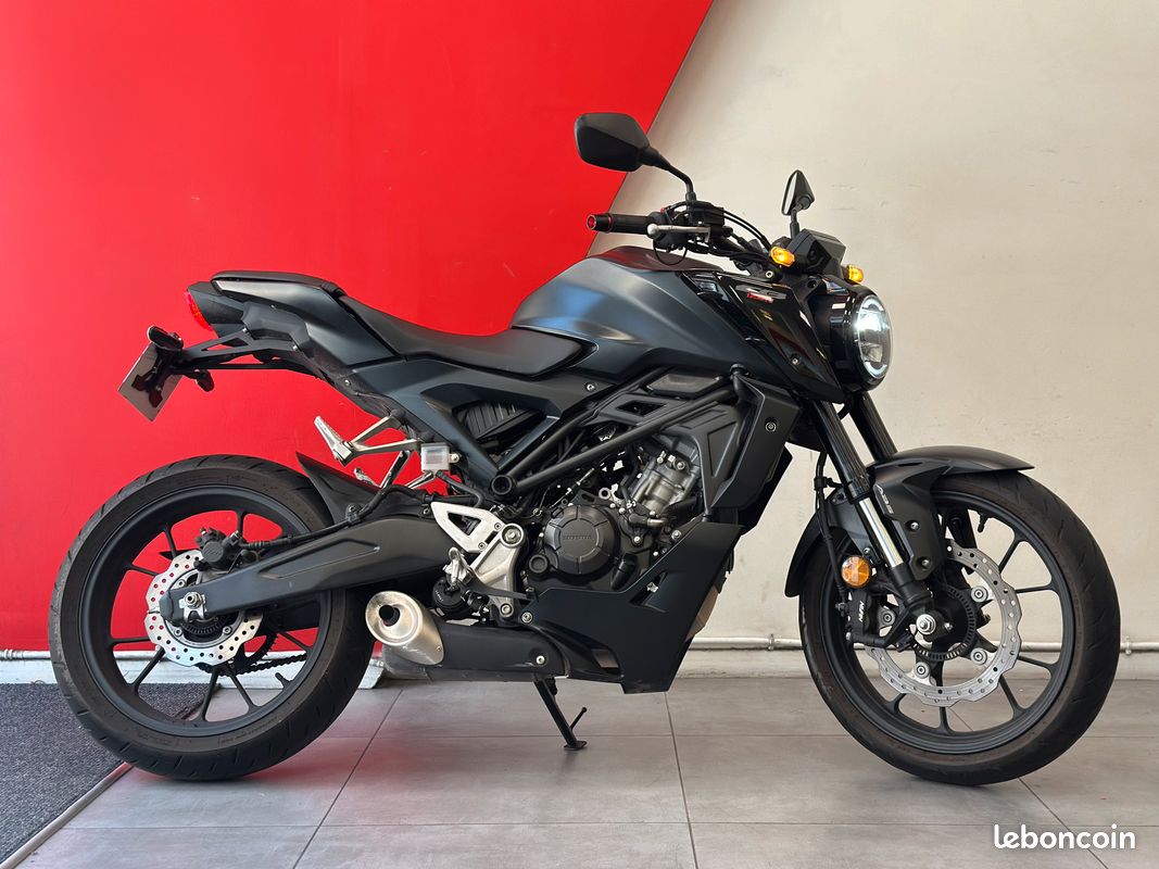 Honda CB125R Noire - Faible kilométrage - Poignées chauffantes - Support de plaque court (image 2)