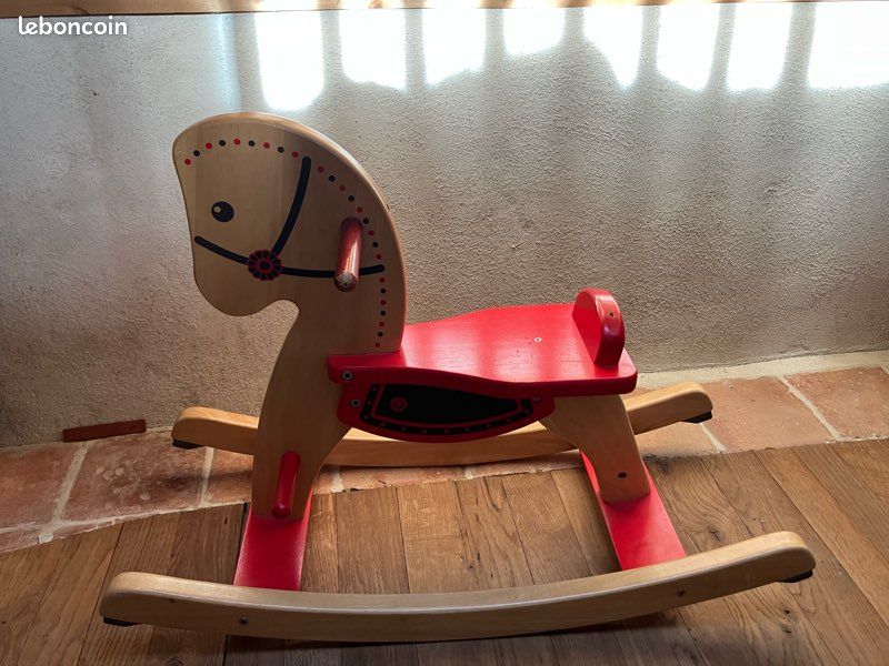 Cheval à bascule en bois (image 1)