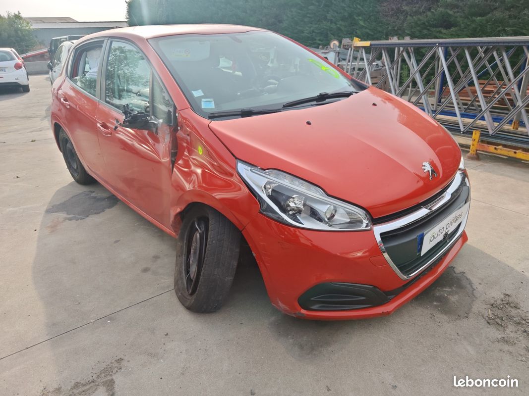 Peugeot 208 1.6 hdi accidentée (image 2)