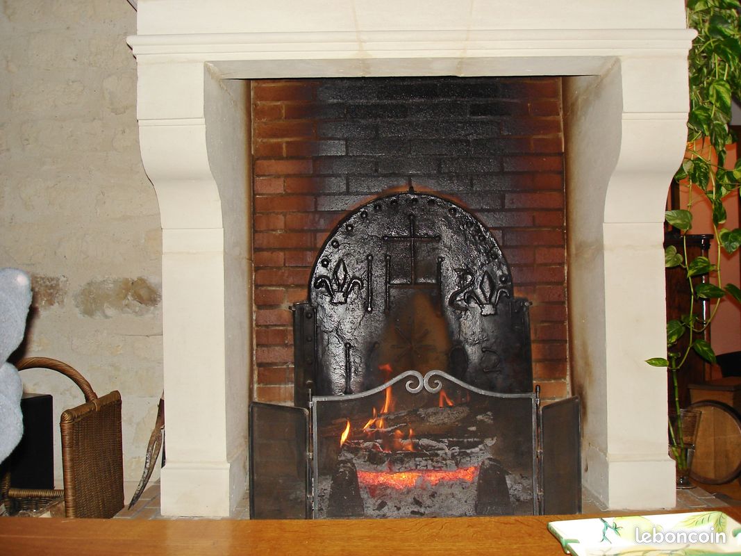 Plaque de cheminée ancienne en fonte et pare feu (image 1)