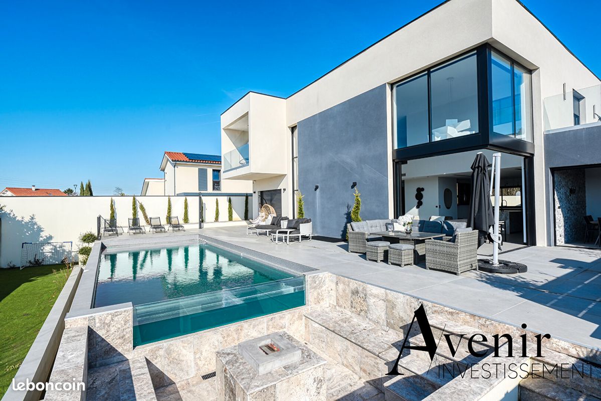 Maison 8 pièces 322 m² · à Décines-Charpieu · 322 m² · 1 290 000 €