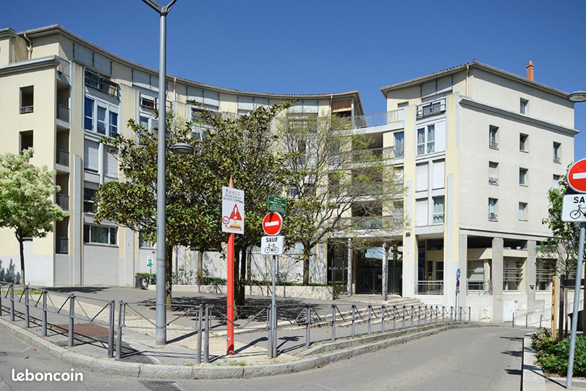 Garage · à Oullins-Pierre-Bénite · 79 €/mois