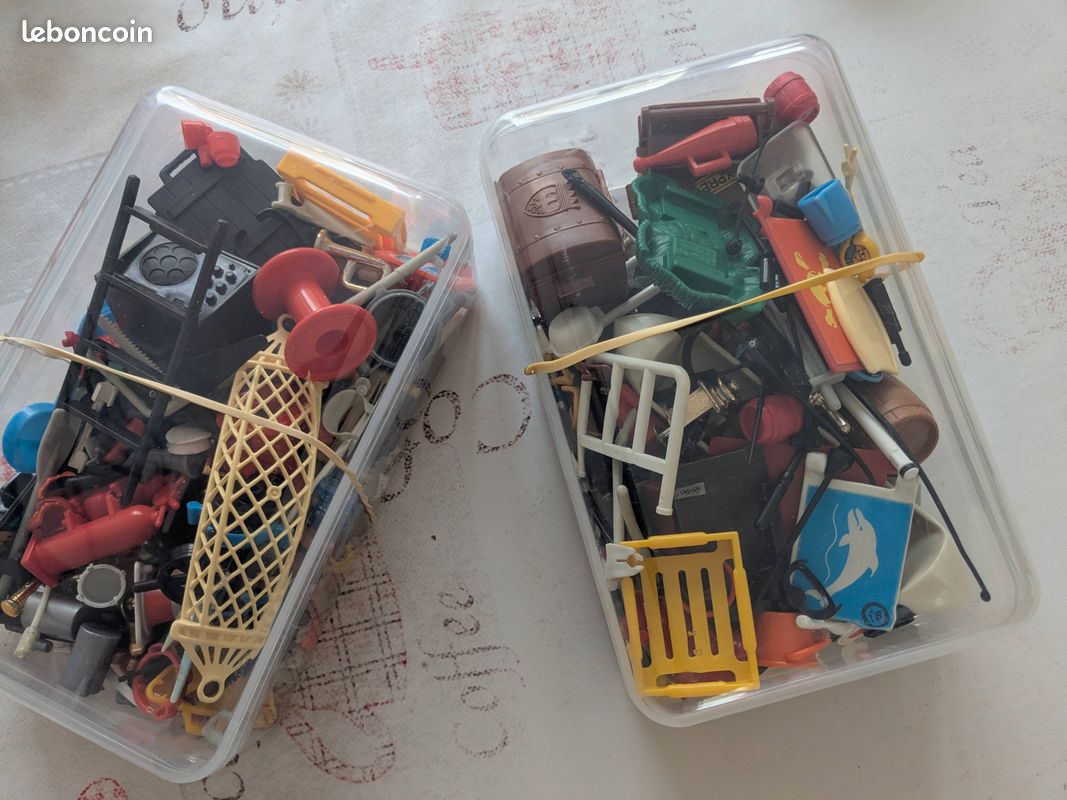 Playmobil : lot important d'accessoires divers et variés (image 1)