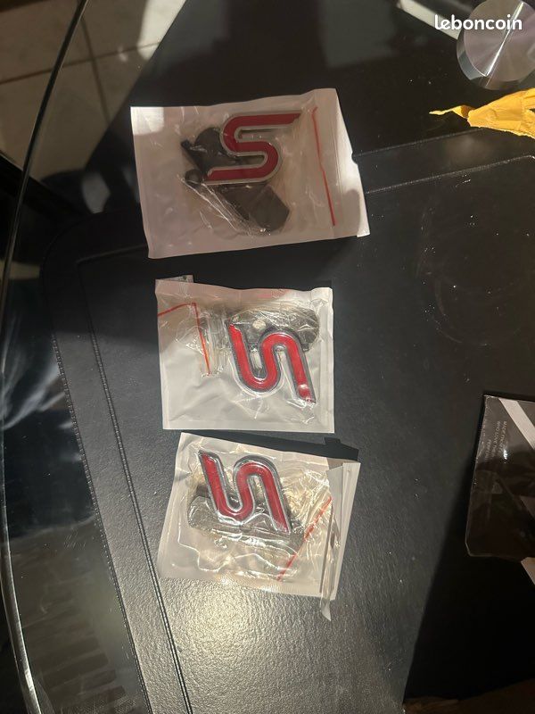 Logo S Pour Ford a fixé sur calandre (image 1)