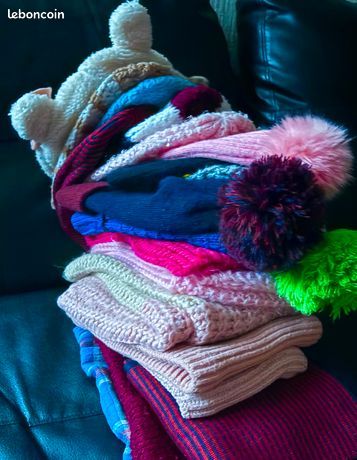 29 pieces Bonnets ,tours de cou, écharpes, gants ,moufles,châles