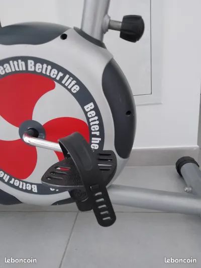 Vélo d'appartement complet avec écran et réglages - Très bon état (image 2)
