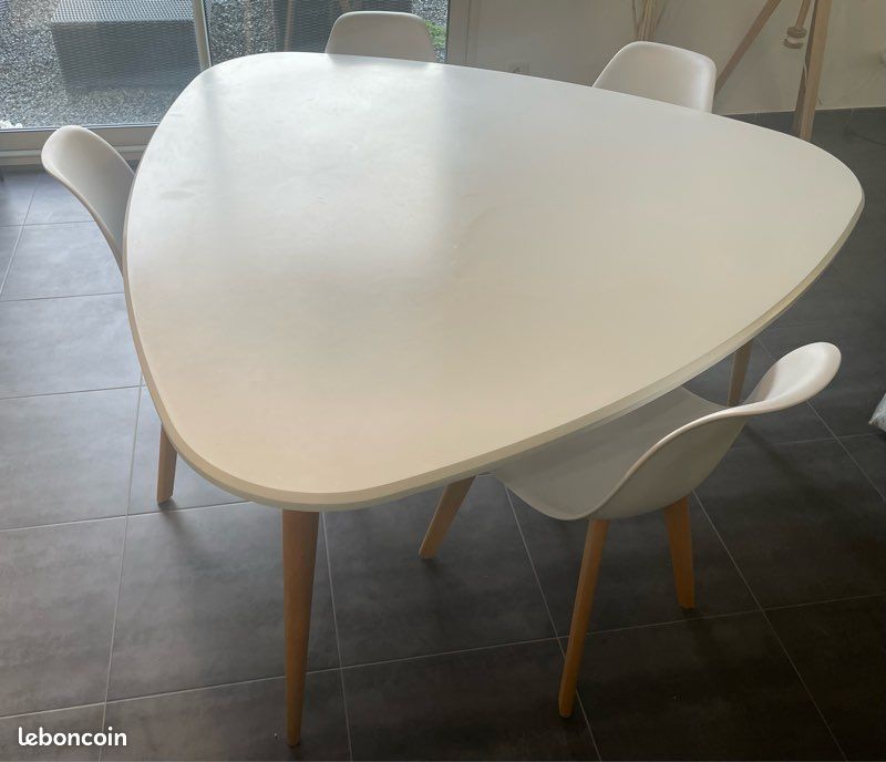 Table scandinave triangle avec ses 4 chaises (image 1)