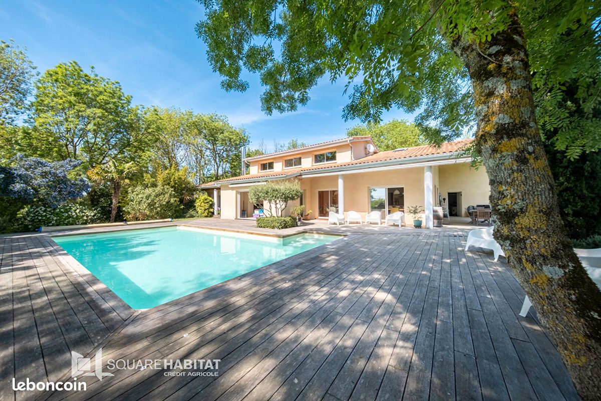 Maison 6 pièces 230 m² · à Clermont-le-Fort · 230 m² · 740 000 €