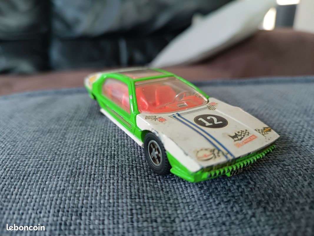 Lamborghini miniature (image 1)