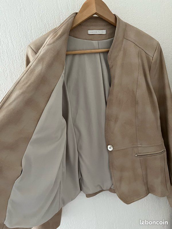 Ensemble tailleur beige matière daim tout doux Armand Thiery T44 (image 12)