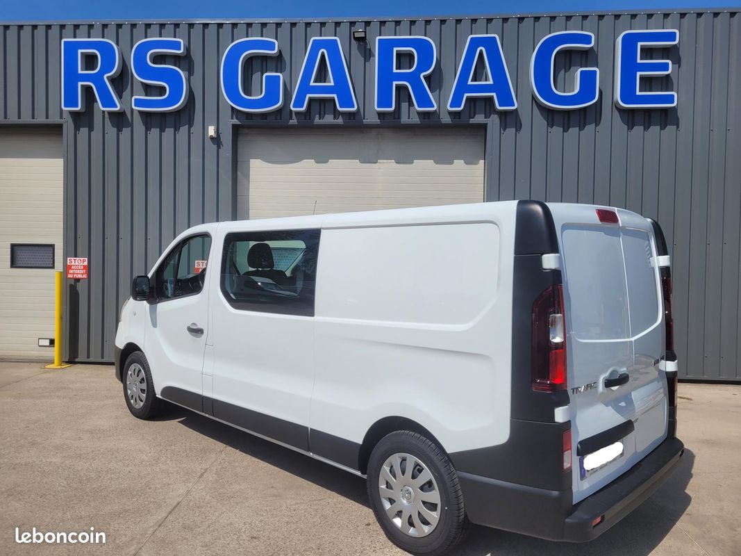 RENAULT TRAFIC L2H1 FOURGON 2.0 Blue DCI 120 GRAND CONFORT CABINE APPROFONDIE FIXE 06 PLACES comme NEUF avec HABILLAGE BOIS COMPLET / IMMATRICULÉ MAIS JAMAIS ROULÉ / 137 KMS ( Prix Vente 30 990 HT ) (image 2)