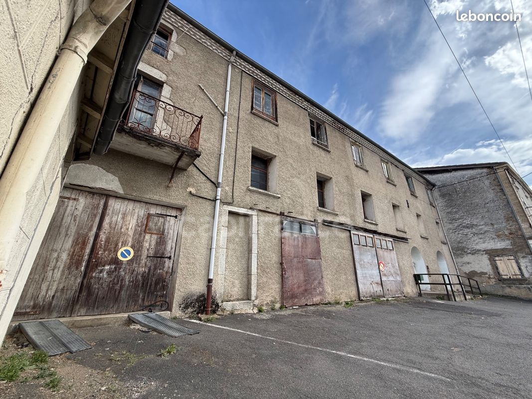 Immeuble 5 pièces 420 m² · à Saint-Just-en-Chevalet · 420 m² · 39 000 €