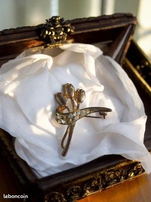 Broche fantaisie vintage en métal argenté - Accessoire rétro pour une touche d' - Montres & Bijoux
