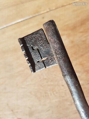 Ancienne clé en fer forgé XVIème de mariage coffre avec armoiries couronne (image 9)